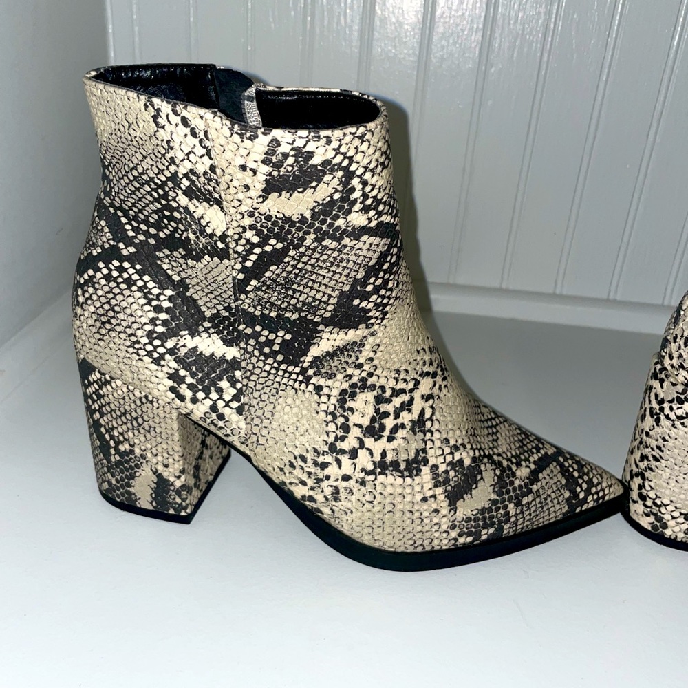 7.5 Snake Skin Boots